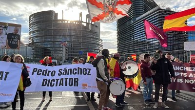 Санчес отчете европредседателството на Испания на фона на протест пред ЕП