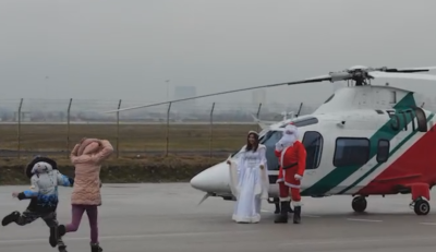Дядо Коледа пристигна на летище София с хеликоптер, пилотиран от Снежанка