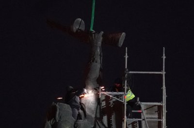 Кран демонтира фигурите на Паметника на съветската армия Около 18 00
