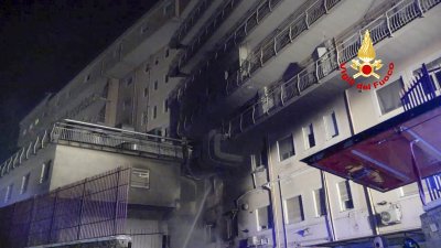 Трима души загинаха при пожар в болница край Рим, 200 паценти са евакуирани