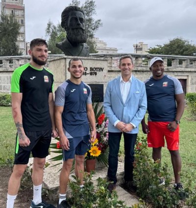 Националите по бокс поднесоха цветя на паметника на Христо Ботев в Хавана