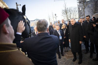 Ердоган получи кон, подари на Орбан електромобил (СНИМКИ)