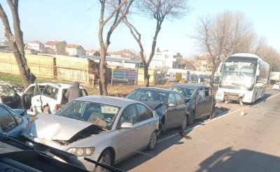 Верижна катастрофа със 7 коли и автобус край Бургас