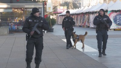 Полицаи с автомати и следови кучета охраняват Бургас в празничните дни (СНИМКИ)