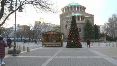 Откраднаха част от коледната украса в София и Перник (СНИМКИ И ВИДЕО)