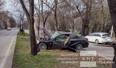 Дрогиран шофьор се заби с автомобила си в дърво близо