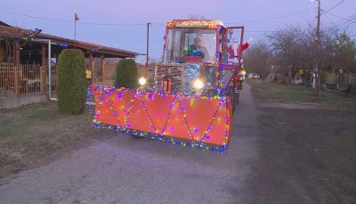 Дядо Коледа раздаде подаръци с трактор на децата в Русе