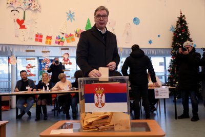 Партията на Вучич води след изборите в Сърбия, сочат първите прогнозни резултати