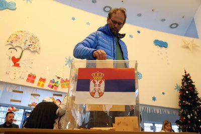 Сърбия гласува днес на предсрочни парламентарни избори Шест и половина