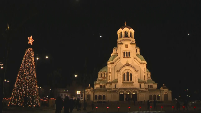 В катедралния храм Свети Александър Невски се провежда празничното всенощно