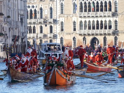 Дядо Коледовци замениха шейните с гондоли по каналите на Венеция (Снимки)