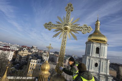Монтираха реставриран кръст върху катедралата "Света София" в Киев (Снимки)