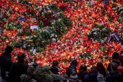 Чехия е в траур: Мълчание в памет на жертвите на стрелбата в Карловия университет