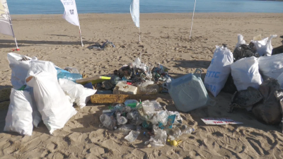 Доброволци организираха празнично почистване на плаж Аркутино