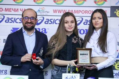 Българският национален отбор по шахмат за жени бе награден за