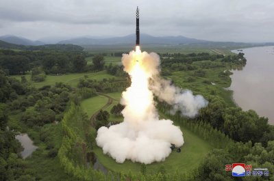 Северна Корея изстреля междуконтинентална балистична ракета