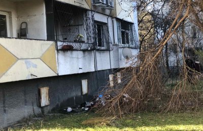Пожар в жилищна сграда в София - двама са евакуирани, огнеборец е леко пострадал