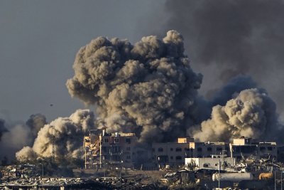 Неспирни бомбардировки над Газа и още жертви Хамас твърди