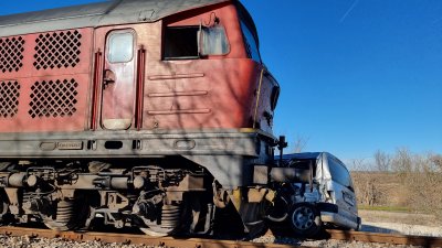 Влак блъсна кола на жп прелез в Добричко, има пострадали (СНИМКИ)