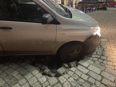 Автомобил пропадна в дълбока дупка до сградата на БНТ (СНИМКИ)