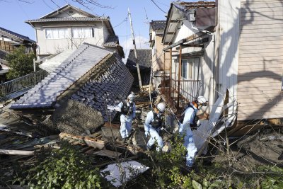На четвъртия ден след унищожителното земетресение в Япония продължава