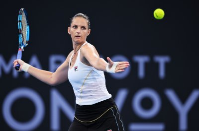 Каролина Плишкова острани Наоми Осака при завръщането й в тениса