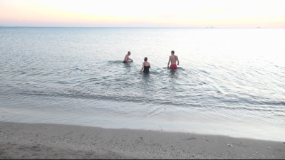 На плаж през декември: Десетки бургазлии се възползваха от топлото време
