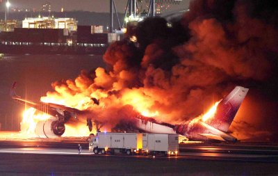 Самолет на японските авиолинии избухна в пламъци на пистата на
