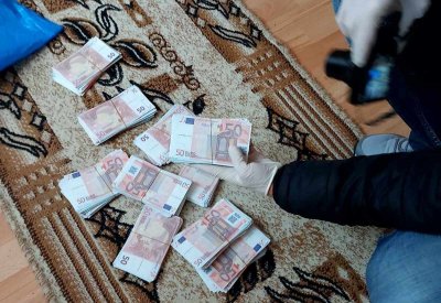 Неизвестен плати с "дискотечни" банкноти в Шумен