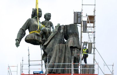 12 12 2023 Започна демонтажът на фигурите на паметника на съветската