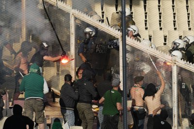 Почина гръцкият полицай, който беше ранен със сигнална ракета от волейболни фенове в Атина в началото на декември