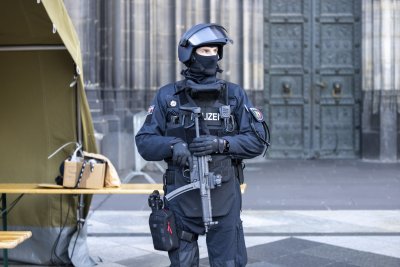 Петима души са задържани за готвено терористично нападение срещу катедралата в Кьолн