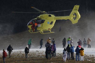 Водачът за Световната купа Марко Шварц падна тежко на спускането в Бормио и бе откаран с хеликоптер в болница