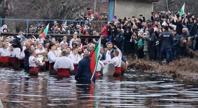 Традиционното мъжко хоро влезе във водите на река Тунджа в Калофер