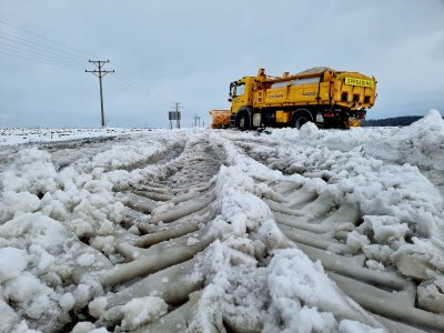 ​680 снегорини са почиствали републиканските пътища през нощта В момента