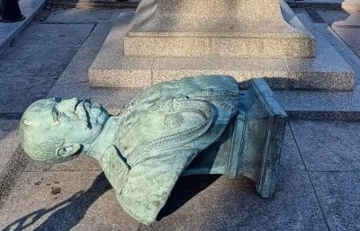Задържаха мъж заради посегателството върху паметника на граф Игнатиев във Варна