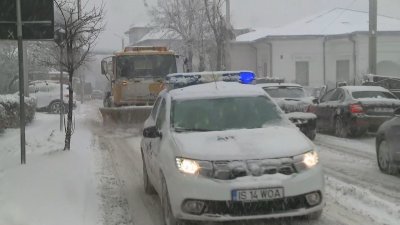 Лошото време в Румъния блокира пътища, затвори пристанища и отмени учебни часове
