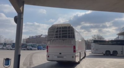 Проверка на БНТ: Автобус без задно стъкло превозва пътници - позволено ли е
