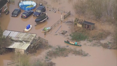 Бурите в Европа: Англичани се придвижват с лодки заради наводненията