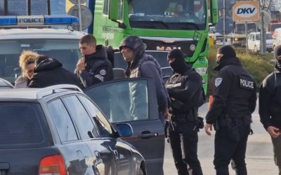 Спецакция на полицията във Велико Търново около бензиностанция (ВИДЕО)