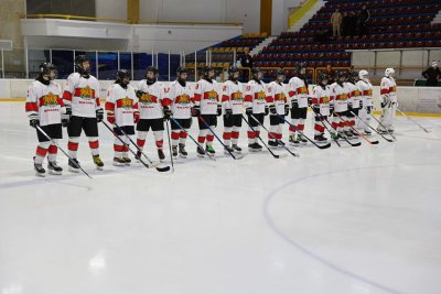 Националният отбор на България по хокей на лед за девойки до 18 години допусна обрат и отстъпи на Исландия