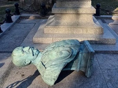 Вандали изтръгнаха скулптурата на граф Игнатиев от бюст-паметника му във Варна