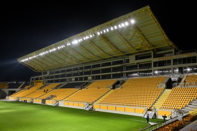 Фирмата строител на "Колежа" се похвали, че вече е монтирала цялото осветление на стадиона