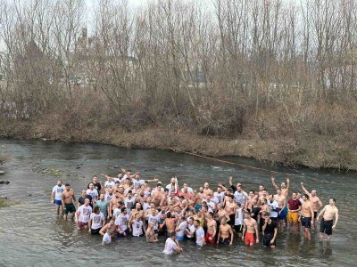 120 мъже скочиха във водите на река Марица в Пловдив