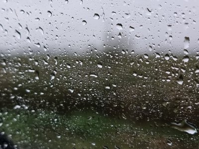 Жълт код за силен вятър и валежи от дъжд в Източна и Югозападна България в неделя