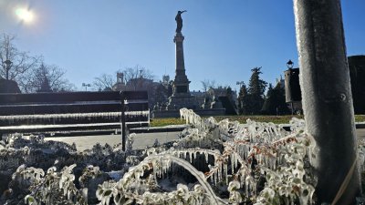 Центърът на Русе - декор на "Замръзналото кралство" заради погрешно пуснати пръскачки (СНИМКИ И ВИДЕО)