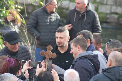 36 годишният Кирил Димитров извади Богоявленския кръст в Благоевград Младият мъж