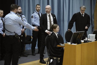Екстремистът Андерш Брайвик съди Норвегия за изолацията си в затвора