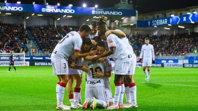 Атлетик Билбао, Валенсия и Севиля продължават за Купата на Краля, токов удар прекъсна мача на Виляреал