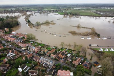 Докато Обединеното кралство продължава да се бори с наводненията вече